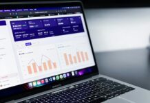 Les meilleures stratégies de data analytics pour booster votre entreprise black and silver laptop computer