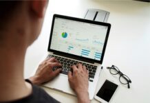 Inbound marketing : techniques incontournables pour booster votre stratégie marketing person using MacBook Pro