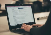 Content marketing : les clés pour captiver votre audience en 2025 person typing on laptop computer